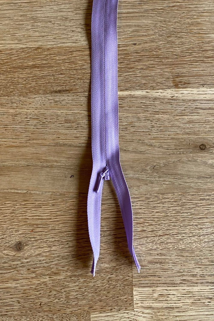 Lilac 23cm/9" YKK concealed zip Colour number 553